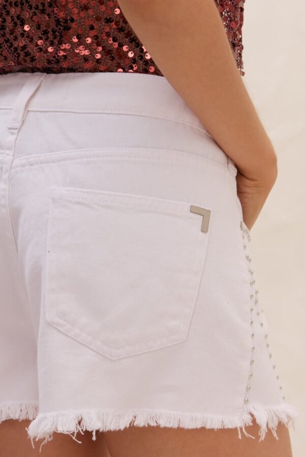 SHORT DE GABARDINA DESFLECADO CON TACHAS